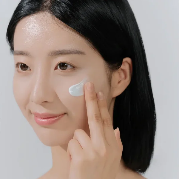 SKIN1004 Hyalu-Cica Sun Serum SPF 50 -Fotoprotector Tubo Grande 100 ml - Imagen 2